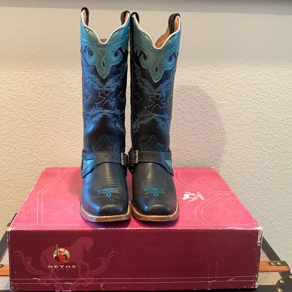 Reyme Shoes - Reyme Boot - Authentic Leather - gently worn - still smells of leather! Size 9